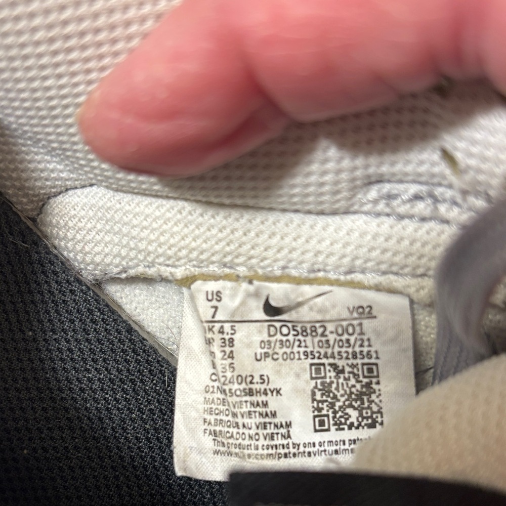 Nike Dunk Low - Golden Gals
Metallic Sliver (Women's) - Picture 8 of 12